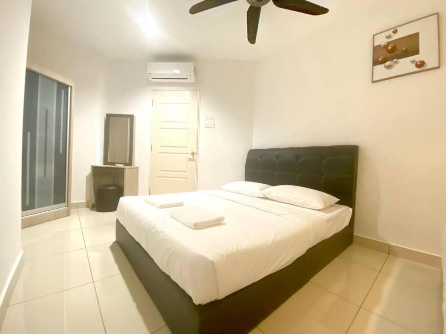 Mansion One Suites - Seaview Modern 2 Bedroom Suites Джордж Таун Екстериор снимка