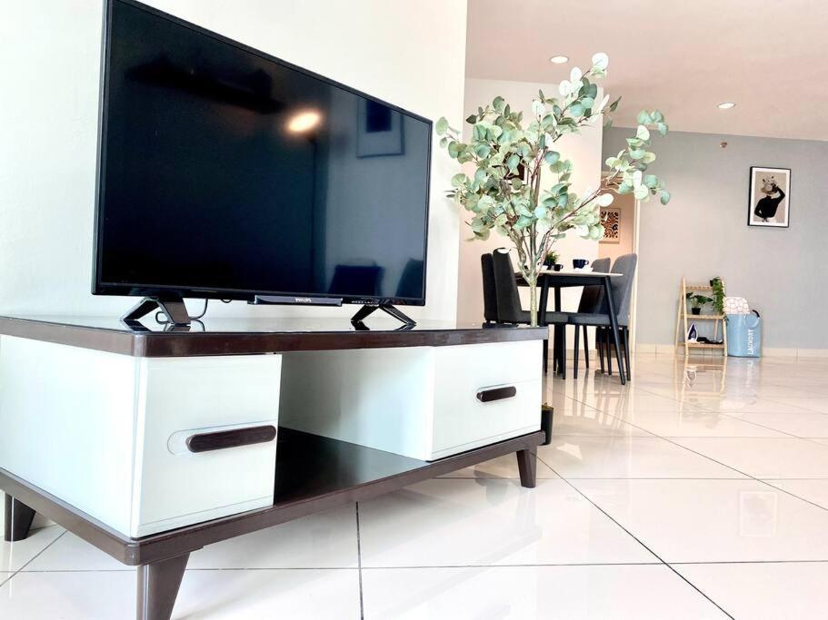 Mansion One Suites - Seaview Modern 2 Bedroom Suites Джордж Таун Екстериор снимка