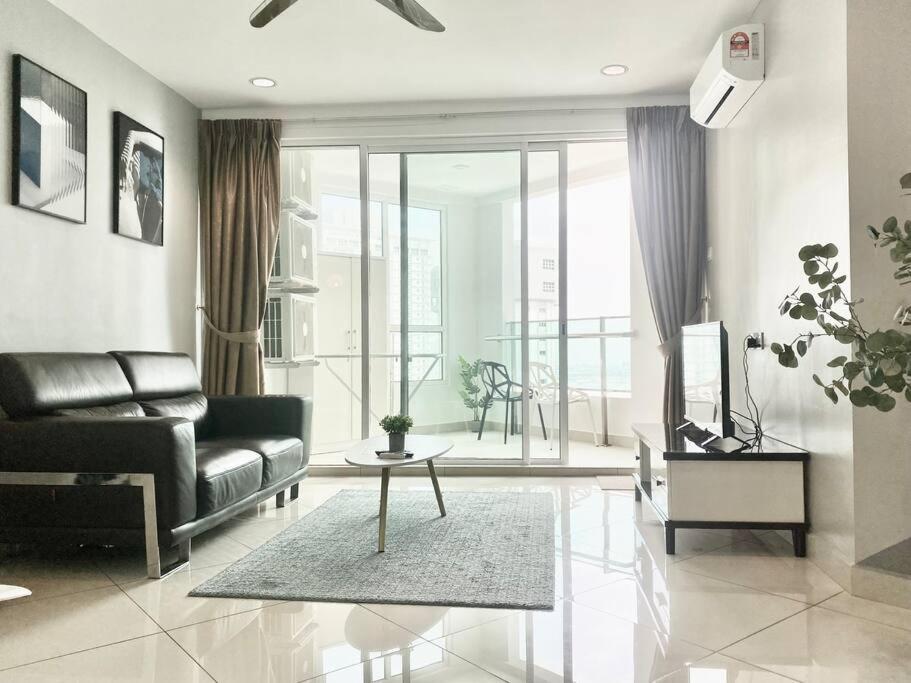 Mansion One Suites - Seaview Modern 2 Bedroom Suites Джордж Таун Екстериор снимка