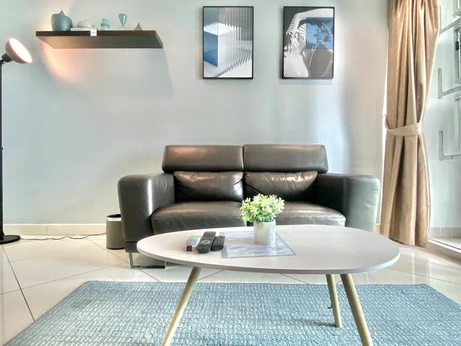 Mansion One Suites - Seaview Modern 2 Bedroom Suites Джордж Таун Екстериор снимка
